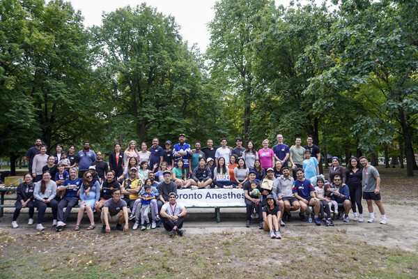 A group of participants of Toronto Anesthesia Sports Day pose for a picture in a park