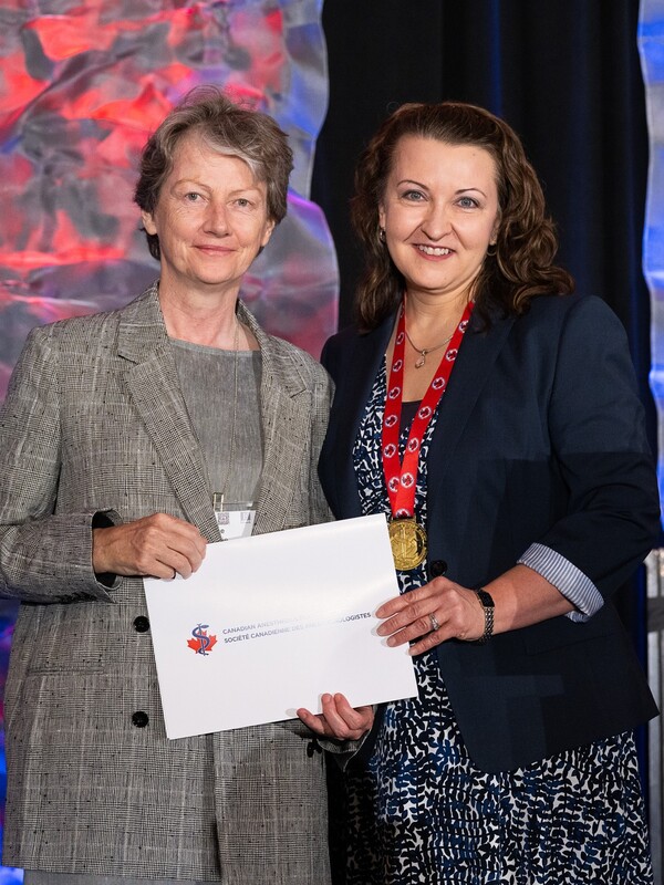 Dr. Jane Heggie receives her award from Dr. Lucie Filteau, CAS President.