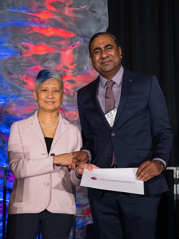Dr. Ahtsham Niazi receives his award from Dr. Doreen Yee, CARF Chair. 